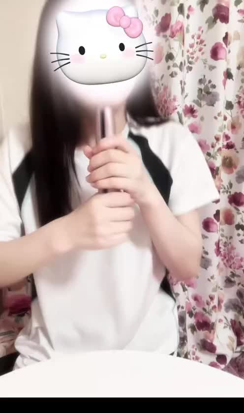 深夜というお酒を飲んで、一杯やりながら撮りました🤭
手に持ってるのは、携帯型ヘアアイロンです✨😑