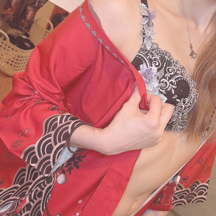 脱ぎ始める瞬間、脱がせる瞬間が
いっちばん興奮するよね💗


ちょっとずつ素肌が見えてく瞬間、
みんな好きでしょ…( ¯ᵕ¯ )💭

今日はどんなえ♡ちなことする？💓