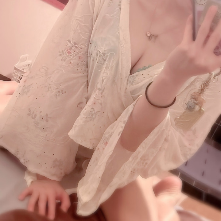 お兄さまはどんな女の子に惹かれますか？✨

甘えんぼさん？ 癒し系？
それとも少し小悪魔な女の子？😈

見た目だけじゃなくて、
一緒にいると癒されたり、
また会いたいなって思ってもらえたり…🥰

お兄さまの特別になれたら嬉しいな💕