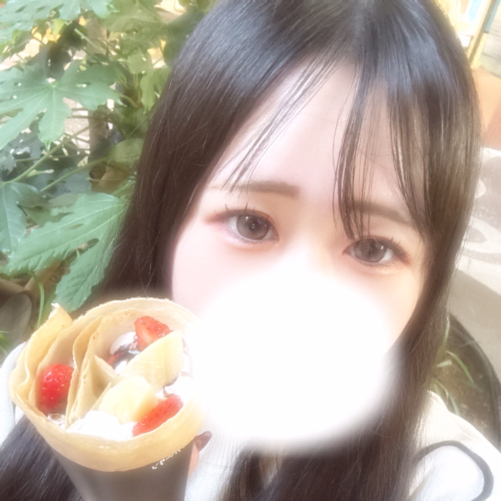 今日は出勤時間ながいので
途中おさんぽたいむ⏱♡

お共にクレープ🍓💕

まだまだ夜はこれからですよ〜🌙* :ﾟ
お誘い待ってますね🍀*゜