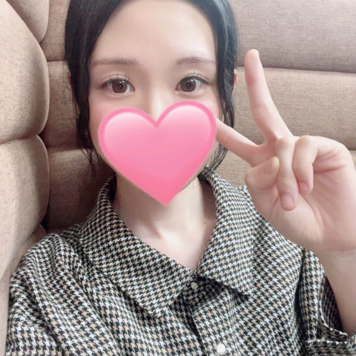 おはようございます☀️

なこです！

今日は10時出勤から11時出勤に変更になりました😣

11時～24時の出勤になります！

10時台に会いに来ようとしてくれてたお兄さんがいたらすみません💦

また次の機会にお会いできたら嬉しいです！

本日もお兄さん達と一緒に過ごせるのを楽しみにしてます🥰

昨日は会いに来てくれたお兄さん達本当にありがとうございました🙇‍♀️

たくさんの方に会いに来てもらえてとても嬉しかったです🥹

1人1人と過ごす時間幸せな気持ちになりました🩷

お菓子のお土産もご馳走様でした🍪

次にまた会える日を楽しみにしてるね✨️