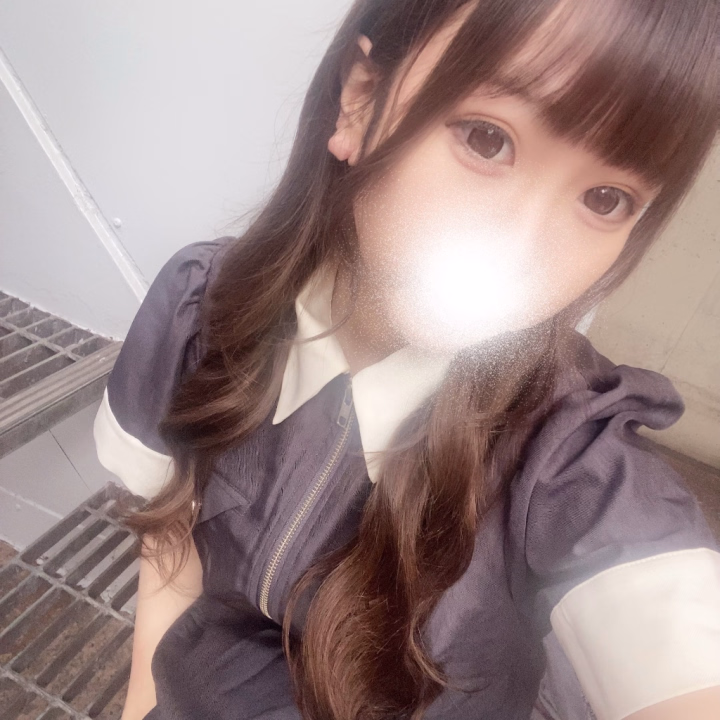 おはようございます☀️
8時から出勤🫶🏻💕

朝ってなんでこう…
身体が勝手にムラムラ
しちゃうんだろうね？///

ベッドから起きた瞬間からずっと
“お兄さんに触られたい気分なんだけど…💋

朝から
私のこと独り占めしに来て？

まだ静かな時間に、
ぎゅーって抱きしめられたり…
キスしたり…
そんなの絶対えっちすぎるよね🥺💗

朝から一緒に気持ちよくなろ？💞

ドクドクッて
ナカにいっぱい注いで…？🍼