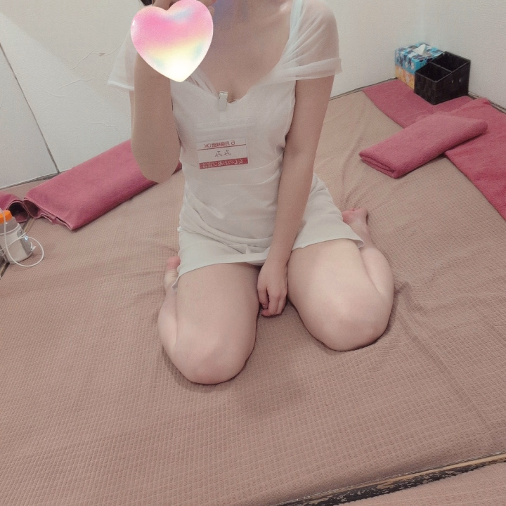 おはようございます！

みみです🐈

前回は遊びに来てくれてありがとうございました♪

ありがたいことにご予約で完売しました(⁠*⁠˘⁠︶⁠˘⁠*⁠)⁠.⁠｡⁠*⁠♡

久しぶりの日曜日出勤で出勤から退勤までノンストップだったので、
だんだんヘトヘトになっていて申し訳なかったです😅

ヒメチャンネルでずっとトークしていたお兄さんともやっとお会いできて、
嬉しかったです☆

ここでいくつかお願いがあります🙏

・お会いする直前の喫煙はご遠慮ください。
（私は喫煙したことがなく、電子タバコでも臭いには敏感ですので、ご遠慮いただけますと幸いです。）
・ア◯ルへの指入れはご遠慮ください。
（衛生面的にもご遠慮いただけますと幸いです。）
・口を覆い被さるキスはご遠慮ください。
（口周りもファンデーションしているため、覆い被されてしまうと落ちてしまいます。メイク直しする時間はほとんどありませんので、ご理解いただけますと幸いです。）

また、お互いに嫌な気持ちにならないようにお店のルールもしっかり守って、
お楽しみいただけますようお願い申し上げます🙇

それでは、今日も15時までです！！