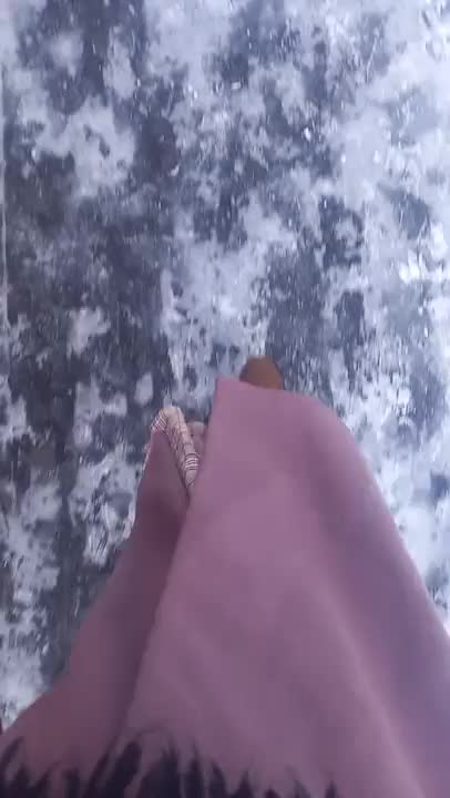 こんにちは！雪！積もってたぁ♪ヽ(*´∀｀*)ﾉテンション上がって動画撮っちゃいました♪笑　　まあ、歩くところはもうガリガリで雪というより氷でしたが(;^_^A笑　　でも端っこは雪でした笑　殿方様方、姫様方、歩く時はお気をつけ下さい。ツルツルです(;´д｀)　　本日も浮気妻宜しくお願いしますm(。_。)m
