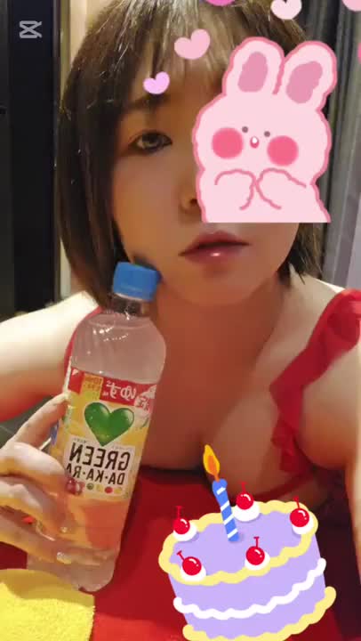 ななです！！
今月誕生日❤️
すでにお祝いのプレゼント💝やメッセージありがとうございます(´ ˘ `♡)ｴﾍ❤️
まだまだ受付中です(笑)
みんな愛に来てね❤️❤️❤️

久々の動画アップ❤️
加工１３０%(笑)
※本人の原型ありません！