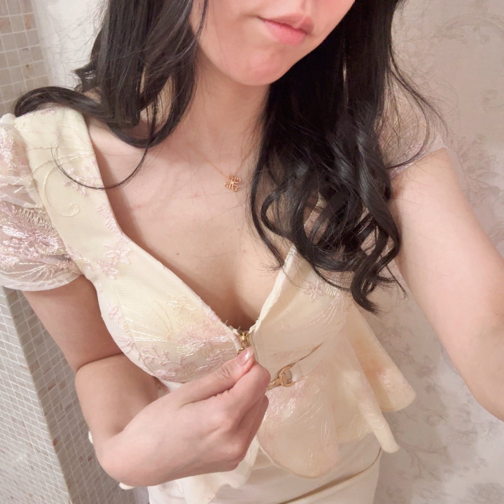 ストレートヘアが多いけど、
今日は巻いてもらいました🥰
本日17時までです！

昨日は2026年初出勤ということで、
ぬるぬる始めだったわけですが…♡
やっぱり楽しい！気持ちいい！

今年もパワーアップしていきます🎶
未体験だったり苦手意識ある方にも
ぜひ試していただきたいです♡

あさひ☀️