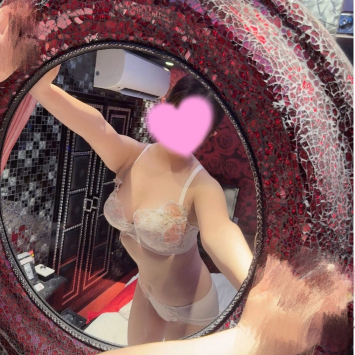 また明日〜！

明日は10時~23時で出勤します♡


久しぶりに投稿していいねしてくれる人も多くて嬉しい限りです🌟


おやすみなさい😴


歌川ねお🧸