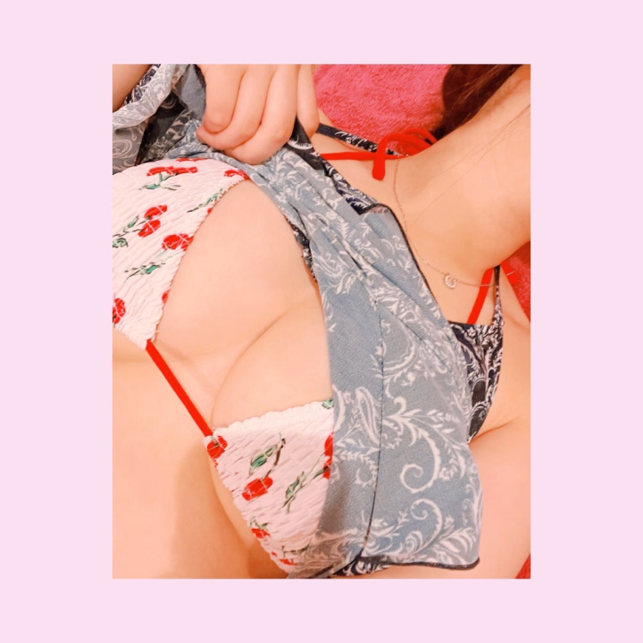 布の下のおっぱいって見たくなるよね？👅🩷

隠されてると余計に見たくなっちゃうアレ😌

布の下は遊びに来て下さった方だけの特権だよ😉

今日は夕方までなので会いに来てくれるの待ってます♪