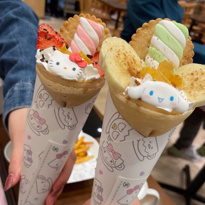 前にちひろちゃんと行った池袋のサンリオカフェ🎀✨

この時可愛いクレープを食べてきました🫶💕
見た目が可愛すぎて写真いっぱい撮っちゃった📸

店内もサンリオの世界観たっぷりで、
ずーっとテンション上がりっぱなしでした🎶

可愛いものに囲まれて幸せ空間すぎた🥺💖