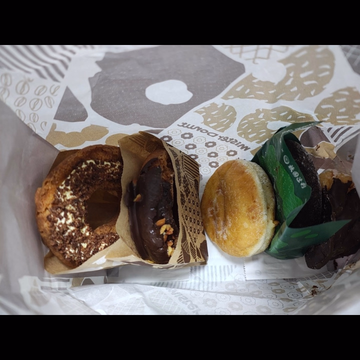 ミスド見ると思わず買いすぎちゃいますね笑😅



前は甘いものがあまり食べれなくて


ドーナツは１個食べれば満足だったけど🍩

ケーキは友達に半分あげることもあったり


でも、今は２個たべますね〜

３個以上は食べたことないけど☺️


食べれても胸焼けするのかな？？


お兄さんは何個食べれますか？🍩