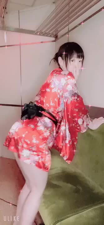 久しぶりの花魁でえちえちに
挑発的になってみた♡♡
5回イイネ(((o(*ﾟ▽ﾟ*)o)))と
もし良かったらプレゼントもお待ちしております♡♡

結構評判の良い衣装だよぉ〜♡