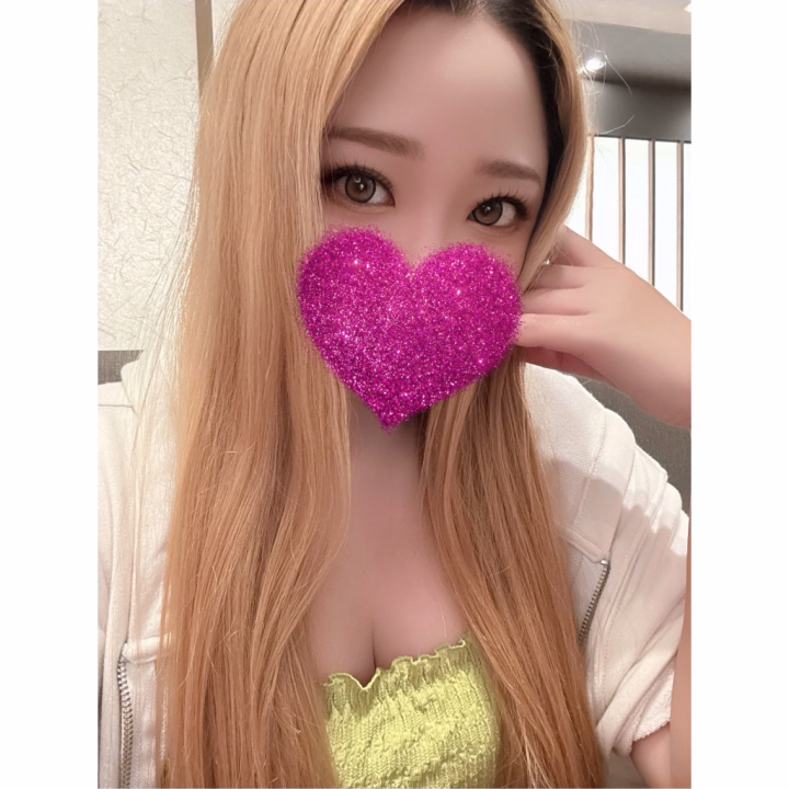 🫣💕 ついにイベントスタートっ♡ 💕
・
・
・
おはようございます☔️

昨日もお誘いありがとうございましたっ♡
連日たくさんのお兄様に会えて、みひなとっても幸せです🥰

初めまして様も仲良し様も、
楽しい時間を一緒に過ごしてくれて本当にありがとう🤍

さてっ♡

今日も予定通り
16時～24時まで出勤です⸜🙌🏻⸝

そして今日から…

✨️イベントスタートです✨️

内容は詳しく言えないんだけど、
ちょっぴりドキドキしちゃうような特別仕様になってます🫣💕

お出迎えの衣装が…🤭♡

これは実際に見てもらうのが一番かも✨

「気になってた！」ってお兄様も、
いつもの仲良し様も、
この機会にぜひ会いに来てね🥰

雨でお足元悪いので、
来てくださるお兄様は気を付けてお越しください☔️🤍

今日もたくさんのお誘い待ってます♡

素敵な1日になりますように✨️💕