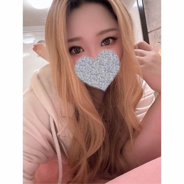 ✂️💕 イメチェンする？！イメチェン後も見に来て？💕
・
・
・
おはようございます☀️

昨日もお足元の悪い中、お誘いありがとうございましたっ♡
イベント衣装もたくさん褒めてもらえて嬉しかったよ🫣🤍

「似合ってる！」って言ってもらえると照れちゃうけど、やっぱり嬉しいね🥰

さてっ♡

今日も予定通り
16時～24時まで出勤です⸜🙌🏻⸝

もちろん今日も
イベント衣装でお出迎えします💕

そして今日は出勤前に美容院へ✂️✨

少しイメチェンしてから向かう予定なので、
どんな感じになるかは会ってからのお楽しみ🤭💕

一番最初に見れるお兄様はラッキーかも？🍀

「気になる〜！」ってお兄様はぜひ会いに来てね🥰

空き状況はお店にお問い合わせお願いします📞✨

今日もたくさんのお誘い待ってます♡

お兄様にとって素敵な1日になりますように☀️💕