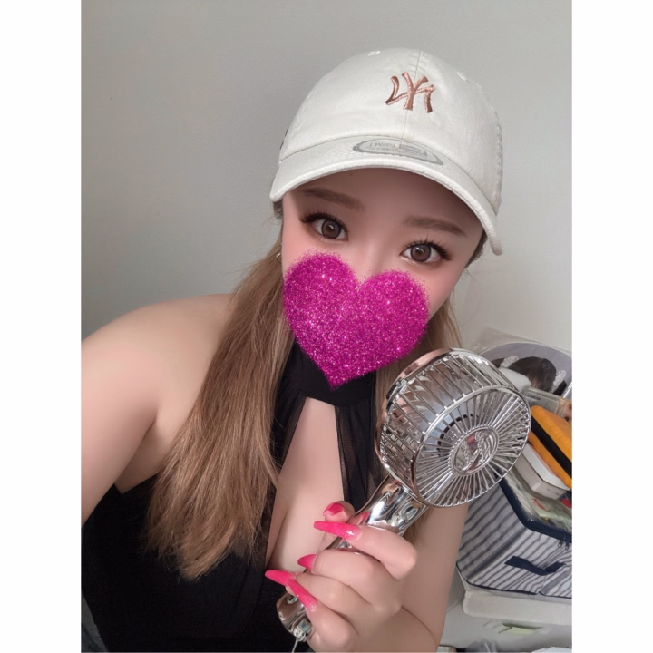 「ただいま♡ 今日から復活します⸜🙌🏻⸝」
・
・
・
おはようございます☔️🤍

昨日は急なお休みになってしまって
ごめんなさい🥺💦

家庭の事情でお店に行けなくなってしまいましたが、
今日は予定通り復活しますっ⸜🙌🏻⸝💕

本日は
16時～24時まで出勤です♡✨

長らくお休みをいただいていましたが、
今日からまた元気いっぱいのみひなで頑張ります🥰

今回は少し長めに出勤予定なので、
この機会にたくさん会いに来てもらえたら嬉しいな💖

そして…
すでにご予約くださっているお兄様、
本当にありがとうございます🥹🤍

会えるのを今から楽しみにしてますっ💕

今日は雨なので、
ご来店予定のお兄様は足元に気をつけて来てくださいね☔️🍀

今日もみんなに会えるのを楽しみにしています♡
たくさんのお誘いお待ちしてます⸜🙌🏻⸝💕