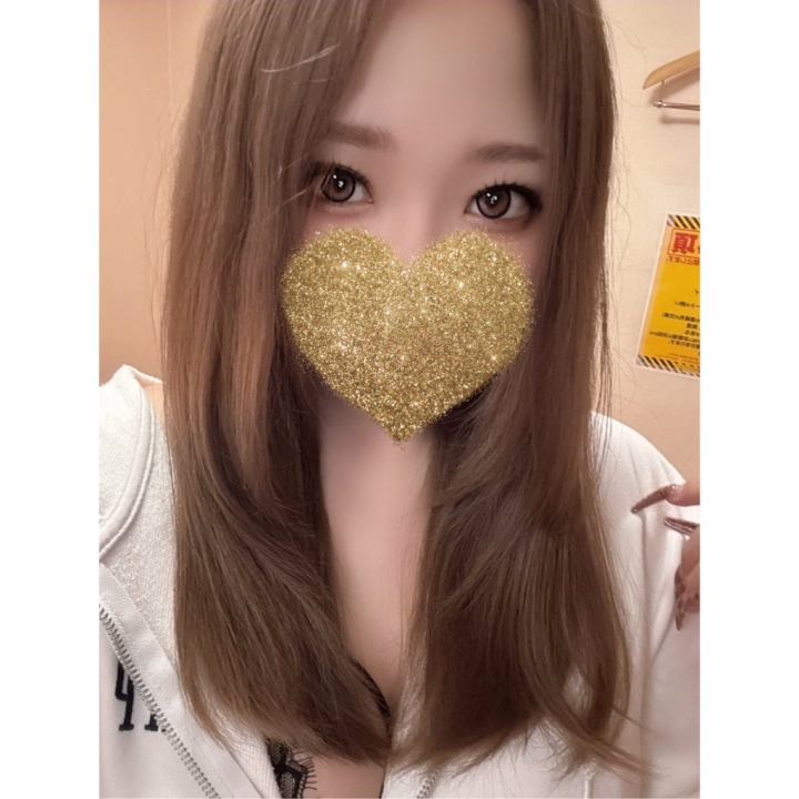🤎 イメチェンしたみひな、どうですか？♡ 🤎
・
・
・
おはようございます☀️

昨日はお誘いありがとうございましたっ♡
初めまして様からの素敵な差し入れもありがとう🥰

めちゃくちゃ美味しくて幸せでした😋💕
ごちそうさまでしたっ♡

さてっ！

今日も予定通り
16時～24時まで出勤です⸜🙌🏻⸝

まだ空き枠ありますので、
気になってるお兄様はぜひ会いに来てね🤭🤍

そして昨日は美容院へ✂️✨

イメチェンしたんだけど…

思ったより暗くなっちゃったー！！🤣💦

みひな的にはもう少し明るい予定だったので、
しばらくシャンプーで頑張って育てていこうと思います🤣

でも仲良し様が

「どんなみひなも好きだよ♡」

って言ってくれるので甘えちゃおうかな🥺💕

今だけのちょっぴり大人っぽいみひなも
ぜひ見に来てくださいっ🤎

今日もたくさんのお誘い待ってます♡

お兄様にとって素敵な1日になりますように✨️🫶🏻💕