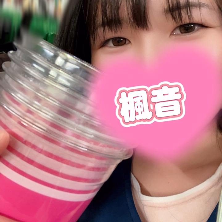 こんばんわぁぁぁぁ♡♡♡



元気いっぱい幸せいっぱい楓音です🥰💗


昨日もPayPayドームへ
野球観戦してきました💗


勝ったー！！！！！


とても楽しいゲームでした✨️


試合も良かったんですが
何より昨日は
推しの売り子ちゃんが
初めて会った日を
覚えてくれてたんですよー！！！



何度も会ってるので
顔は覚えてくれてるのは
もう知ってましたが

まさか、！！！

会ったイベントの日までとは🥹😳



嬉しくてついついビール6杯と
8回からの小さいビールカップ1杯の
計6.5杯買って飲んでしまいました🤣笑



今週売り子ちゃんが
売上競うイベントデーがあるので
飲み友を連れて参戦予定です🤭笑


覚えてもらってるって
ほんとに嬉しいことですね🥰💗


私もお会いしたお兄様方、
結構覚えてます！！！


お顔は覚えてるけど
名前が出てこない時はある！
それはごめんなさい🙏



これからも
大好きな本指名のお兄様方との
嬉しい再会や
初めましてのお兄様方との
新しい出会いを
楽しみにしてます( *´꒳`* )💗


♡♡楓音♡♡