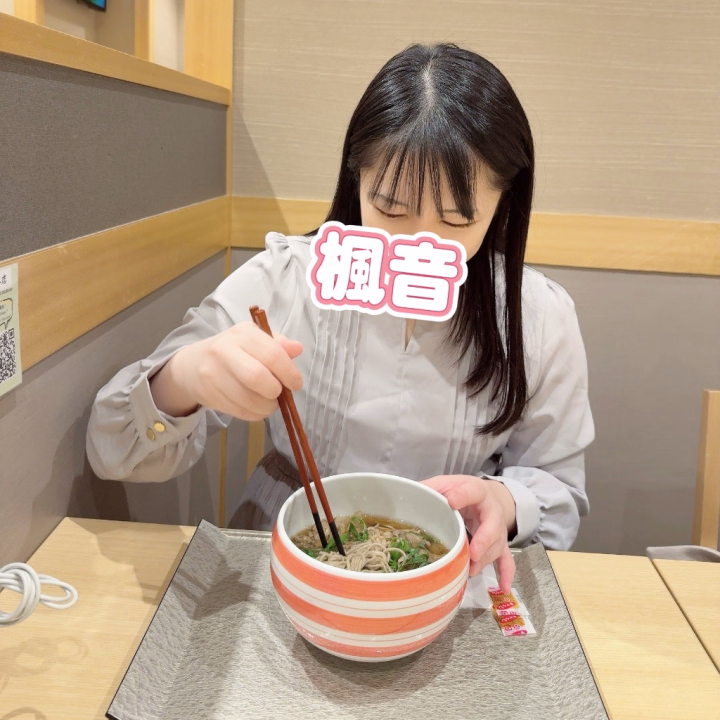 こんばんわぁぁぁぁ♡♡♡
野球観戦が趣味のひとつの楓音です🥰💗
先日から交流戦が始まりましたね!
東京ドームへ
巨人対ソフトバンクホークス戦を
観戦に行ってましたっっ♡♡♡
2日間行ったうちの
1日目は友だち、
2日目は家族4人ででした♡♡♡
巨人3連戦の中で
初戦、最終戦は勝ったけど
まさかの2戦目は負けてしまって😭
なので妹がなんで、!!!
わざわざ遠征に来た日だけ
負けてしまうんだー!!!と
自分の推しに怒ってました😂
3日間や2日間のうちの
どっちかが負けるのは
嫌だけどまだいいですよね・・・
ピンポイントで負け試合観るのは
もっと嫌すぎる😭😫
妹は今のところ、
遠征全試合負けてるので
余計に残念だ💦
まだだいぶ先ですが
妹とエスコンに観戦行く予定なので
その時はどうか勝ちますように🍀*゜
♡♡♡楓音♡♡♡
