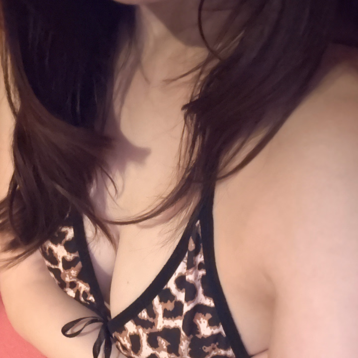 あいなです！

こんにちは✨
今日は昨日の夜に🍻飲んでいたので17:00〜出勤です♪

少し予約もいただいていて嬉しい☺️
でも、まだまだ空き枠もあるのでお誘い待ってます❤︎