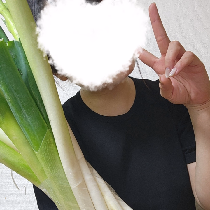 お休みの日に
いつもの八百屋さんに行くと、、、




なんと！なんと！なんと！




長ネギの詰め放題が！！！！





詰め放題すきな私は
さっそくネギを詰め詰め✨



袋が伸びないタイプだったので
1段目にキツキツに入れて
2段目はさ すようにつめつめ❤️




店員さんにも褒められ
ウキウキで家に帰ったのはいいけど、、、、




大量のネギ、どうする⁉️⁉️⁉️





友達を召喚して
半分以上持って帰ってもらいました💦



ばり怒られたよねー😂






自分が食べられる分だけ
買いましょうね☺️





ネギは20本以上ありました✌️









●ひなた●





​​​​​​​