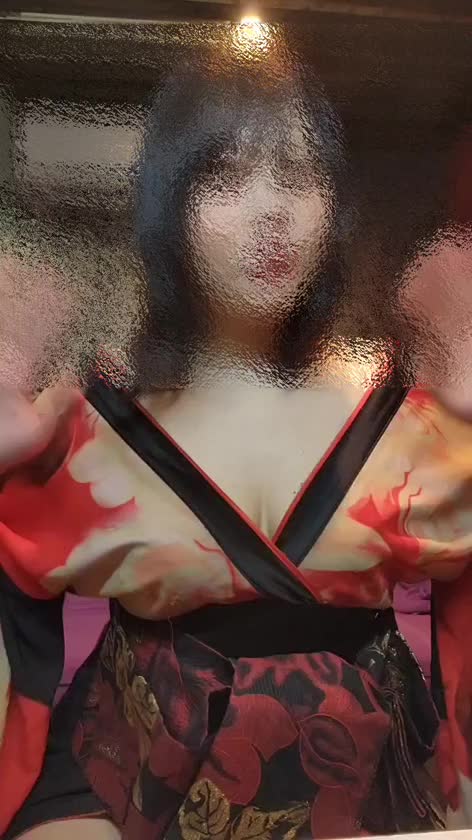 昨日は、家にスマホ忘れて
強制的にデジタルデトックス🫠

意外とスマホなしでも過ごせるんだなーと感じました☺️
連絡取れないのはしんどいね💦




昨日は！！！！
お店の後に舞台を見に行きました🩷🩷

楽しみにしてた

チャーリーとチョコレート工場

めちゃめちゃ楽しかった❤️❤️
子役の人凄すぎる✨
生の音楽最高✨
舞台装置も大道具も演者さんもどれもすごくて✨✨


感動止まらないです😭✨
楽しかったーーーー🩷🩷🩷🩷






本日は23時まで☺️

福岡は雨降ってて湿気もりもり🫠
今日も一日頑張りましょうね☺️




●ひなた●