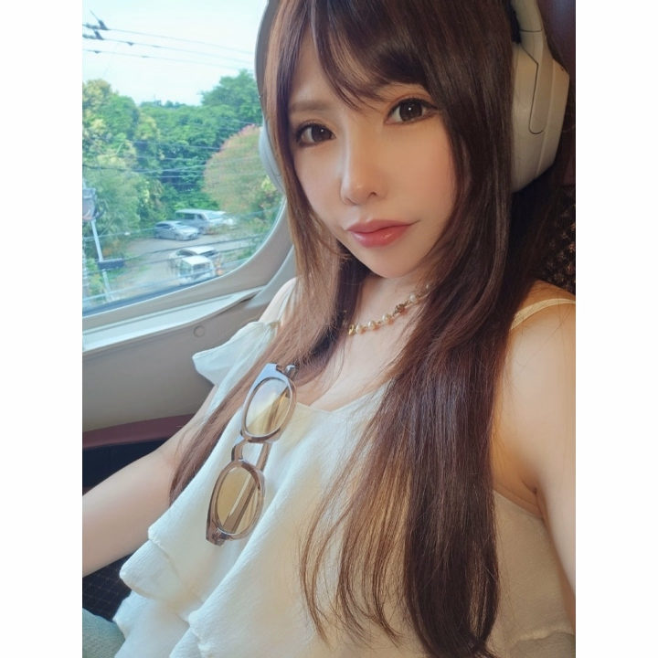 やっほー🩷 ゆなです☺️

今日は姫路への前乗り日🚄💨

出発前にちょっと困ったのが…
お天気が不安定みたいで☔️☀️

何を持っていけばいいのか迷いに迷って、 結局「あれもいるかも🤔」 「これもいるかも🤔」
ってなって全部持ってきました🤣笑

おかげでスーツケースはパンパンです🫡✨

でも準備しながら、
「もうすぐ姫路だなぁ♡」
って思うと自然とワクワクしちゃった🎶

今夜は到着したら、 行きつけのお店でのんびりご飯🍽️💕

明日からの5日間に備えて、 しっかり英気を養っておかなきゃね😌✨

姫路のみなさま、 またお邪魔します🩷

お久しぶりの方も、 初めましての方も♡
一緒に楽しい時間を過ごせたら嬉しいな🥰

明日からよろしくお願いします🫶🏻💕

💎6月24日㈬～28日㈰ 5日間限定出勤🎀

ゆなの連絡先/情報まとめサイト
▷▶https://lit.link/yuna-himeji