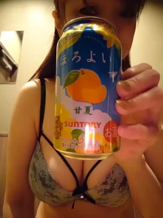 缶蓋開け動画は一発撮り！ １本目の (つかそれで終わらせるつもりだった) オレンジほろよい    動画スタート！ プレッシャーに弱いあたし。慎重に でも素早く(←１５秒動画だからね)      ・・・・・       これはダメだ！ビジュアルがアカン。 仕方なく却下！動画にはほんと難しいフェイス。もう一本でがんばるか！？ とちょいテンション下がり気味で (最初の動画が酷すぎたから。)  プシュ〜〜！       グビグビグビ       👍       ・・・・・      ん〜 お目目に編集で 被せればなんとかいけるか！？！     と掲載決定。 ほんと一発モノはドキドキです！  ２本飲むつもりはなかったあたし。 でも開けちゃったしで  交互に飲みながら 食べお恵みをお供にして ネカフェの夜はふけていった。ほろよいってハズレないよね〜！    オレンジのも甘夏のも いい感じ。柑橘系🍊ほろよい、おんなじようだけど違った。どっちか でいったら甘夏かな 好みは。 Ⓜ️ちゃん！ おかげで酔っちゃったじゃんよ〜(笑) でも美味しいお酒 ありがとね