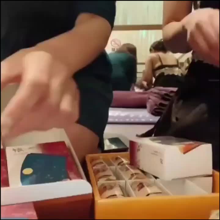 【再投稿 ：すいません 先程の２本目動画 最後の"💗"が繋がる前に切れてた〜😱  よって先のを削除してもう一回投稿 】         左 ヒノ💖 ウチ 右  ／  声変換だけ出来なかったので ウッチーにお願いし あとはヒノ編集。どちらの発声か分かりますか〜？  終勤したウッチーはこの後 エロ食べ動画 撮りながら召し上がりました。 その模様は 姫ちゃん"内田ひかる"んチで投稿してます。かわエロ食べでしたから是非見てね〜。  あたしも遅番終勤後 晩ごはんデザートがわりに 各種一個づつ カシャ🤳カシャしながらいただきました〜  (その時のエロ食べ？画像は本家に投稿)。 仙台と言ったらこれ！ 人気商品 美味しいに決まってるじゃんね😋  つい 次に手が伸びそうなとこを必死で我慢した 食べ過ぎ注意月間中の食いしん坊ヒノ！ でも現在 もうありません。完食しちゃったよ😅  ❄️ピロキ❄️さん ご馳走さまでした🙏     この後 感謝の印として 仕込み画像投稿しますから待っててね〜。 宮城出張お疲れ様でした🙇‍♀️