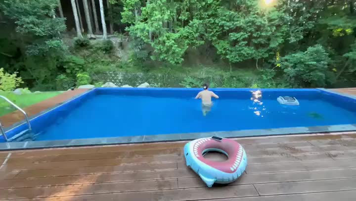 自然たっぷりで幸せ🌴🌿🍃
もう暑すぎるしもはや水着とか着ないよ？笑
全裸で一緒に泳ご〜〜？🥹