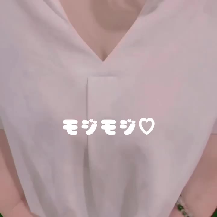 好きな色は緑💚今日は薄い緑の下着///お気に入り(*´艸`*)♡最近小さくなったのか…ハミ乳しちゃうの💚