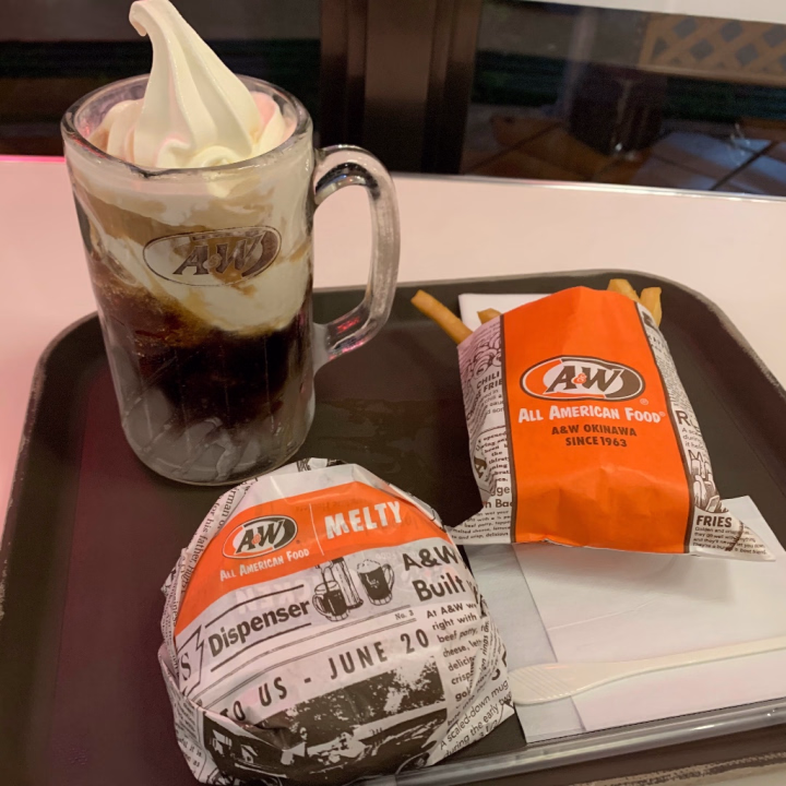こんばんは
ななえです

今は沖縄にいます👍

A&Wっていうハンバーガー屋さんに
行ったよ🍔
アメリカ発祥のハンバーガー屋さんらしい

店内もダイナー？って感じで
おしゃれだった💅

たまたまフロートデーらしく、無料でドリンクをフロートにしてくれたよ
これがまたクソデカサイズで焦った

写真じゃわからないけどこのジョッキ
たぶん1.5リットルくらい入ると思う

こんど水戸に行った時ぶくぶくに太ってたら
ごめんね


ななえ

4月の水戸出勤予定🗓️
4/17（金）9:00〜24:00
4/18（土）9:00〜24:00