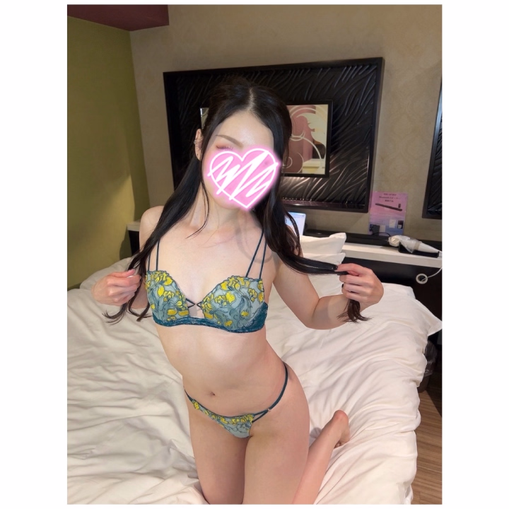 昨日会いに来てくれた本指様、初めまして様ありがとうございました💓💓💓


・甘々に可愛がってくれる感じがたまらなくて初めてリピートした
・ゆのちゃんの言葉を思い出してオナニしてた///
・今までで1番気持ちいいマットだった


嬉しいお言葉いっぱいもらえてめっちゃ嬉しいし励みになります❣️


昨日はお尻に埋もれてビンビンにさせて喜ぶ変態さんが多くてゆのも興奮だったなあ…🤤

もっといい尻目指して尻トレ頑張りますᕙ( ˙꒳​˙  )ᕗ


今日が最終日！ラストもよろしくお願いします❣️