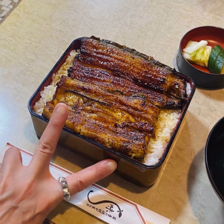 こんばんは☆

トレーニングセンターの為に
空けておいた木曜日でしたが･･･

マッハで卒業して
既に入店までしちゃったので！

御褒美に鰻を食べてきました(^^)v

地元のお気に入りの鰻屋さん☆

お重から溢れんばかりの特上☆

－が！ナンと3,000円！

大盛をペロっと完食しました(^^)ゞ

珍しくお昼からお腹いっぱい(*_*)

大好物なら食べられるんだな(°_°)

内視鏡検査で縮んでしまった？

胃がまた大きくなってきたヨ！

モリモリ食べて！精を付けて！

元気に遊ばなくちゃね(^艸^)

日付が変わりまして△

本日はお楽しみの19妻DAY★

空き枠は10:00〜16:00頃まで☆

お誘いお待ちしてます(^^)/