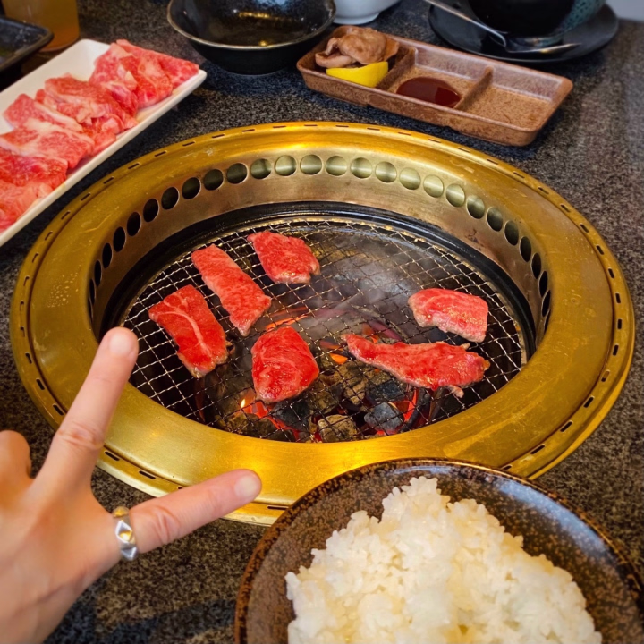 深夜に失礼致します☆

昨日は父の日だったので♡

一家全員で焼肉屋さんに集合！

コンサートには入場できない
未就学児の甥っ子・姪っ子と

近くで待機してくれてた
妹の旦那さんたちも全員集合！

うっかりしてたけどまたお肉！

食べましたよ！お腹いっぱい！

ハラミを食べまくりましたよ！

－おちゅーしゃしまーす♡

姪っ子ちゃんが
玩具の注射器を肩に打つので△

モリモリ！っとしたら大ウケ！

名付けて！ドーピングごっこ！

キッズたちの体力ハンパない(笑)

家族で集まる日が一番疲れる(笑)

元気な孫たちに囲まれて
ニコニコのももパパ(*^^*)

良い父の日になりました♡♡♡