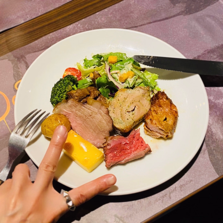 深夜に失礼致します☆

タンゴのレッスンの後は･･･

先生御夫妻とスタジオ仲間で親睦会♡

シュラスコのお店に行ってきました♡

忘年会以来だから半年ぶりだな！！！

ドンドコドンドコ！お肉を盛られて！

めちゃめちゃ食べました(°_°)

また痩せた？と心配されていたけど(*_*)

食べっぷりに安心してくれたみたい(^^)v

皆んなでワイワイ食べると楽しいし♡

食べ放題だといくらでも食べちゃう♡

こんなにお腹パンパンなの久しぶり！

モリモリ食べよう！肉と炭水化物を！