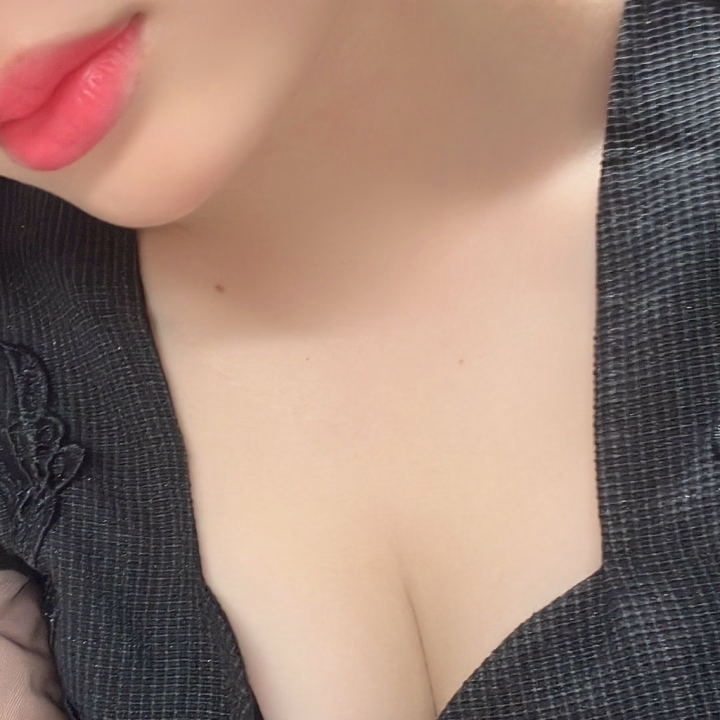 しずくだよ！

ほんと久しぶりの出勤になります！

ほんとは先週いる日あったけど、

体調が悪く予約してくれた本指名様も

いてくれたのに本当ごめんね泣

今週は今日と木曜予定なので

お店に予約連絡してくれると嬉しいな♡

久しぶりすぎて、ヤバいかも…///