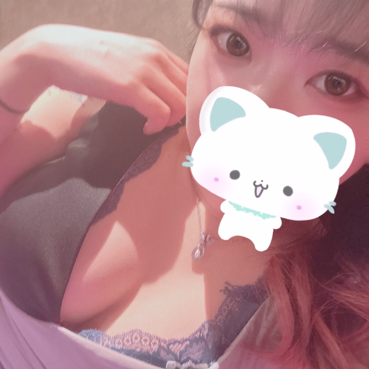 数年悩んでいること

部屋着、パジャマ問題❕

一人暮らしなのでTシャツとパンツだけで過していますが
将来的に彼氏さん出来たら
可愛い系とかセクシー系なパジャマがいいのかな？💭

お兄さんはどんな格好で一緒に寝たいとかありますか？🥰
