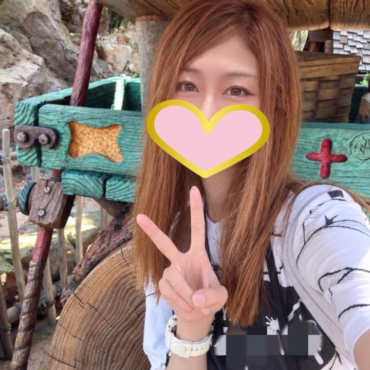先ほどの続きです♡

な、なんじゃこりゃーっ！！！

滝つぼに落ちた瞬間
髪に顔、上半身が大変なことに( ºωº ;)ﾁｰﾝ…


後で調べてわかったことなのですが
「スプラッシュ・マウンテン
もっと！びしょ濡れMAX」
期間中だったみたいです。

例年の「びしょ濡れMAX」から
さらに水が追加されたんだとか꒰•'╻'• ꒱꒳ᵒ꒳ᵎᵎ

かなーり濡れちゃうので
濡れたくない場合は
ポンチョなどの着用がおススメです(● ˃̶͈̀ロ˂̶͈́)੭ु⁾⁾


髪が少し乾いたタイミングで
パシャりしました♡


その頃、親友ちゃんはと言うと、、
お察しのとおりです((⚆·̫⚆‧̣̥̇ ))笑



次回のディーハロエピに続く、、♡