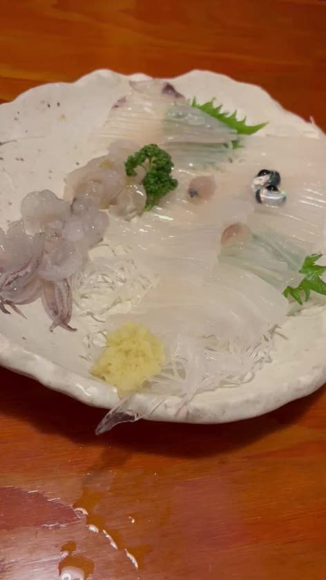 昨日は回転鮨に
海鮮がメインの居酒屋さんに
海鮮尽くしの1日でした‧˚₊*̥( ⁰̷̴͈ω⁰̷̴͈ )‧˚₊*̥

えっ？！
せっかく函館にきてこれ頼む？
という
相変わらずブレない独自のワールドを
貫いていたお方が1名ほど
いらっしゃいましたが( * ˙꒳˙ * )笑

昨日は朝から雨で
ガビーンな案件だったけど
函館に到着したらイイお天気で
絶好の徘徊日和でしたよ♡笑

人生初のイカの踊り食いも
経験してきました(⑉• •⑉)