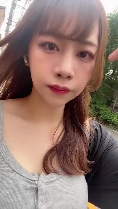 とても暑いからおっぱいくらい出してもいいよね(*ˊᵕˋ*)