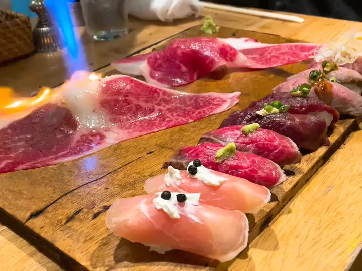 この1週間のうち4日お肉食べてるんだけど1年分のお肉食べたのかな？🥺💓笑　今日もお店の女の子と食べに行って贅沢してきました( ･ᴗ･̥̥̥ )お店に戻った後は筋トレとストレッチをして食べすぎて苦しかったお腹が軽くなったよ🐥🤍トレーニングは継続大事ですね🔥