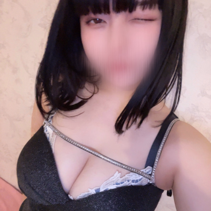 こんばんは🌌🌟
下手くそウインクをお届け😉笑

今週の日曜日、先日おやすみ頂いた分のシフトを補填しました✨
いつも通り時間は18:00-24:00となります！

日曜日の出勤はすごい久々な気が…！
平日ばかり出てるから、普段会えない人とも会えたらいいな🥰
仲良しの方ももちろん大歓迎です🤍

最近寒すぎてお部屋でも縮こまってるから、大運動会しようね💓笑

お待ちしてます！