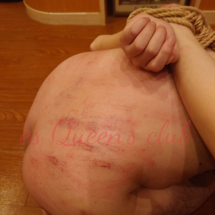 久しぶりにあのM男がやって来た。
扉を開けた瞬間から土下座でお出迎え。頭を上げさせると彼の目は期待と緊張で揺れていた。
相変わらずね。自分から「今日は激しくお願いします」なんて言えるくせに。

まずは静かに縄を回す。
逃げ場を与えない形に整えていく。
今夜の望みは「容赦なく」。
ならば遠慮はしない。
最初は軽く鞭を振るった。
空気を裂く音に体がびくりと跳ねる。回数を重ねるたびに彼の体は正直で、痛みの中に喜びを見つけているのが分かる。
赤い線が背からお尻へと増えていく。
声を上げながら、どこか満足そうだった。
少し間を置いて、ロウソクの蝋を落とす。
熱さに体を強く震わせながらも、必死に耐える姿はまさに私の望むもの。逃げず、受け止める。それが彼の役目。
最後には、もうぐったりとなっている。
かすれた声で「ありがとうございました」と言う。
本当に不思議な生き物ね。
痛みを与えられて、こんなにも満たされた顔をするなんて。
まぁその後のご褒美が待っているから耐えられるのよね。

でも
そういう従順な姿を見ると、また次はどこまで耐えられるのか試してみたくなる。
今夜もいい躾になったわ。