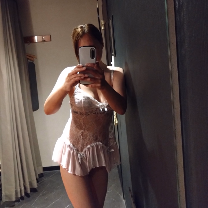 今日もありがとうございました❤

明日24日も17時からです(*^^*)ご予約お待ちしてます‪💕︎︎25日のスタートのご予約様、ありがとうございます🤭

今日は講習という名のほぼ雑談笑があり、19時からのご案内でしたm(*_ _)m


19時よりお写真指名のお兄さん
予約するか悩んだって言ってたけど、予約して良かったんですよ笑🤭
2回戦も出来て楽しかったし、優しいし☺️
あれから、出かけたかな？ゆっくり休んでね(*´ω｀*)
またこちらに来たら会いに来るの待ってるね(❁´ω`❁)

21時頃よりご予約のお兄さん
奈良の方から団体さんでΣ ( °꒫°  )
癒しの時間ありがとうございました☺️
ただ一言、私はリベンジしたいです🔥笑

ラストのフリーのお客様
腰痛大丈夫かな？💦すごく辛そう😢
でもイチャイチャ出来て嬉しかったなぁ😍
また来てもいいですか？って、いいに決まってるでしょ‪💕︎︎それまで腰をお大事にですよ😌名前も考えておいてね🥰

さて、メイク落としてパックして寝ますか😪
また明日です(o・・o)/~
ヾ(*´・ω・`*)おやすみなさぁ～ぃ

このみ