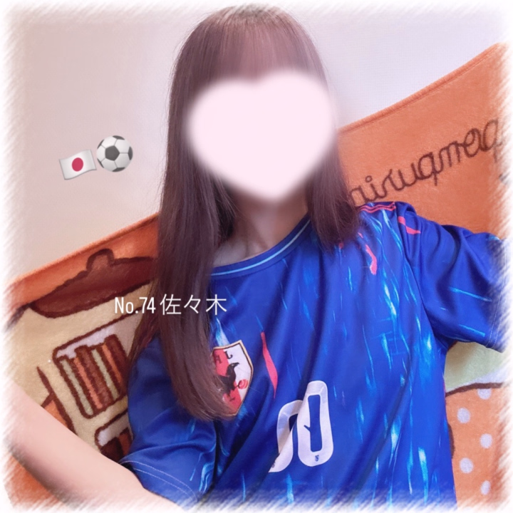 こんにちは 佐々木です🍒
 
 【 本日オープン〜18:00出勤 】
前回沢山ラブコールありがとうございました💞

投稿遅れたけど出勤してます！！
早速きてくれた方ありがとう〜🙌🏻

今日は、13:00〜日本vsチュニジア戦があるから
お家やお店でサッカー見る人が多いかな〜⚽️
そんな時こそお店はふらっとすぐ入れちゃうかも？！
ラブコールor.初めまして うぇるかむです🦦

日本国旗を持ってないので、ポムポムブランケットで
国旗を持ってる風写真にしてみたよワラ

明日は珍しく月曜日にオープン〜15:00出勤！！

お誘い待ってます❤️‍🔥