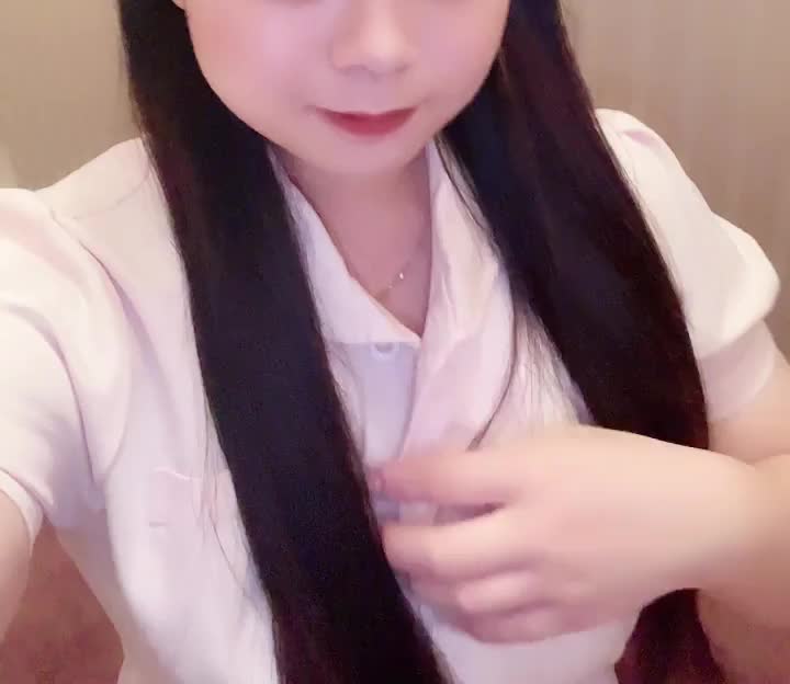 出先からの帰宅中に後ろから男の人がスタスタって歩いてて
追い越されたんだけど、
なんかずーっと携帯見ながらチラつかせてきてて


しかも夜だから照明で丸見え

なんだろって見たら
ずーっとえっちな動画観てて
多分あれ…むうに見せつけてたと思う笑


でもそうゆう人って
すっごくムッツリスケベさんっぽいし

そうゆう人を喜ばせたら
どんな顔してくれるのかな？

とか思っちゃったよね…///


むうもなかなかのえっちな思考の持ち主だと思いますよ？♡



むう