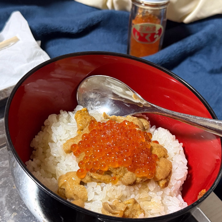 ( ˙꒳˙)ﾉやぁ

くたばってたにこちゃん復活🙌

いやぁ、最近は暑かったり寒かったりで体調崩しやすいから、みんな気を付けてね🫠

ちなみにに、これはこの前……5月にお母ちゃんからお土産でもろたいくらとうにをどんぶりにしたヤツ(あげた記憶がないからあげとく🫠)

もう6月入って、6月終われば半年終わりだよ🫠

のこり2026年が5ヶ月しかなくなるよ🫠

時間の流れはとても早いもんだ(ヽ´ω`)ﾄﾎﾎ･･

明日からまた出勤だからよろしくお願いします(∩´∀｀＠)⊃