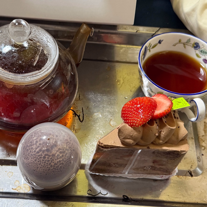 おこーた！

昨日は久しぶりにケーキ屋なるところへ行って参った🎂

最近はずっとおなじおこーた飲んでるわよ。だからね、同じおこーたの消費量がえぐいわよ。

今日も9:30-18:00まで出勤であるからに、よろしく頼むでごワンス🐶