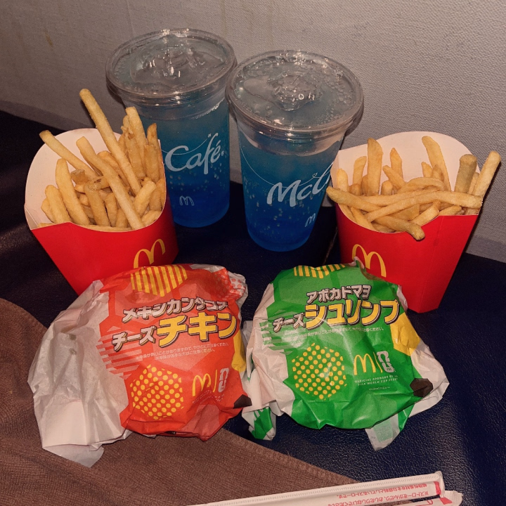 めっちゃ美味しかったね💕︎
私も最後の仕事だったらメキシカンの方食べてた😫美味しそうだった🥺

でもエビアボカドも美味しいのでおすすめです💗
また太るから気をつけないと💦🐷