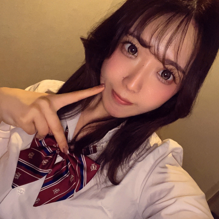 今後、前髪を作るか、また伸ばすか悩み中〜🌀🌀
タイプみんな違いすぎて、あった方がいいと言う人と、ない方がいいと言うが本当に半々だから悩み中です💧💭