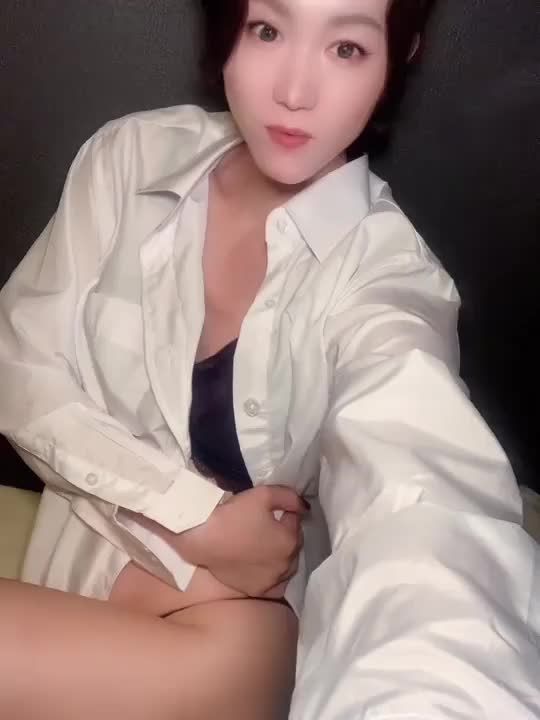 誘惑しちゃった❤️

Yシャツからチラチラ覗くチラリズム😘

それでもまだ

耐えられる？🤩

たっぷり教えてあげるね❤️